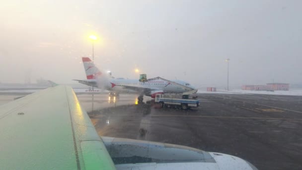 冬のシーズンに航空機で実行される除氷 — ストック動画