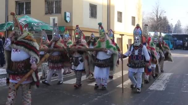 Kukeri - pessoas mascaradas dançando para assustar espíritos malignos — Vídeo de Stock