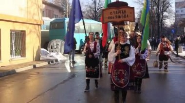 Kukeri-maskeli insanlar kötü ruhları korkutmak için dans