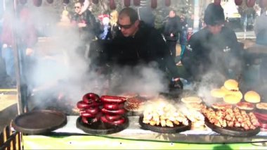 Barbekü üzerinde ekmek ve farklı et hazırlama kişi