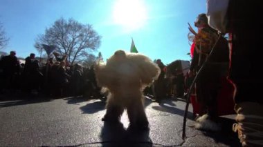 Kukeri-kostümler uzun saçlı yapılmış maskeli insanlar