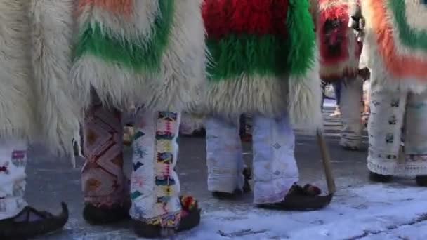 Kukeri - personas enmascaradas bailando para asustar a los espíritus malignos — Vídeo de stock