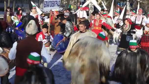 Kukeri-maskerade människor som dansar för att skrämma onda andar — Stockvideo