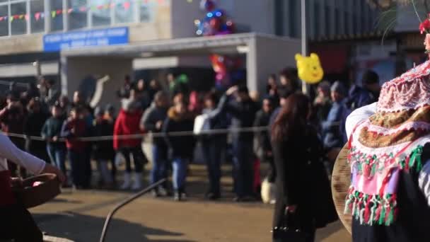 Kukeri-gemaskerde mensen dansen op boze geesten schrikken — Stockvideo