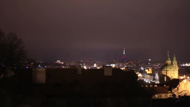 Panoramico del paesaggio urbano notturno di Praga — Video Stock