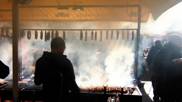Pessoa preparando pão e carne diferente em um churrasco — Vídeo de Stock