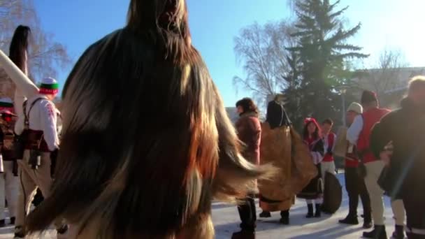 Kukeri - pessoas mascaradas em trajes feitos de cabelos longos — Vídeo de Stock