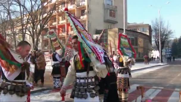 Kukeri - personas enmascaradas bailando para asustar a los espíritus malignos — Vídeos de Stock