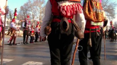 Kukeri-maskeli insanlar kötü ruhları korkutmak için dans