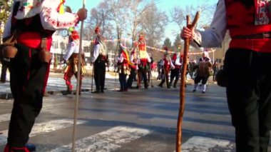 Kukeri-maskeli insanlar kötü ruhları korkutmak için dans