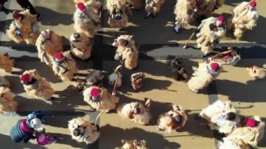 Pernik 'te Kukeri Masquerade festivalinin havadan görünümü