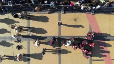 Pernik 'te Kukeri Masquerade festivalinin havadan görünümü