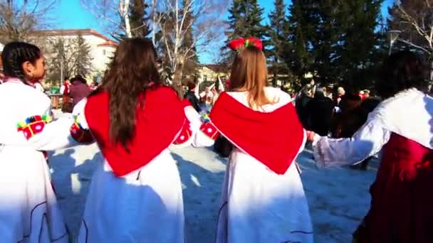 Kukeri-maskerade människor som dansar för att skrämma onda andar — Stockvideo