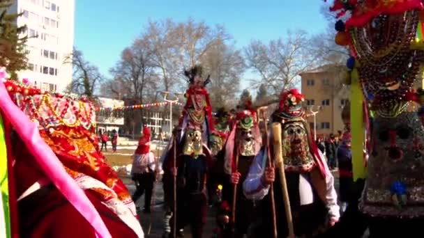 Kukeri-zamaskowani ludzie tańczą, aby przestraczyć złe duchy — Wideo stockowe