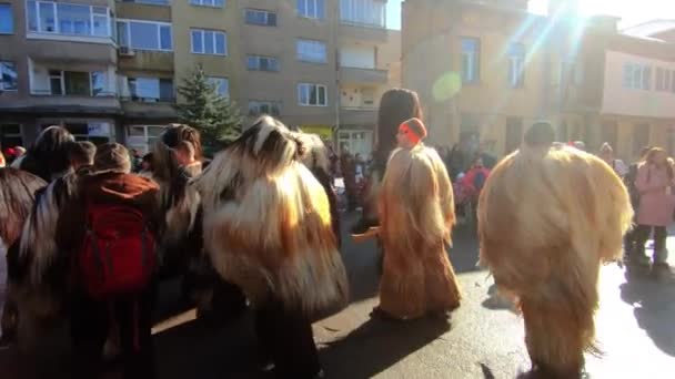 Kukeri - pessoas mascaradas dançando para assustar espíritos malignos — Vídeo de Stock