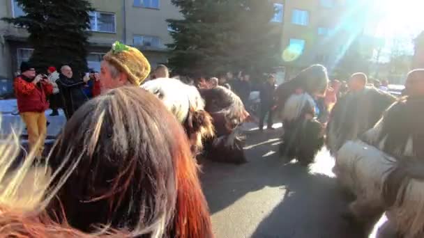 Kukeri-zamaskowani ludzie tańczą, aby przestraczyć złe duchy — Wideo stockowe