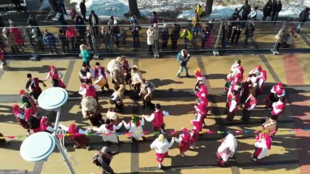 Вид с воздуха на фестиваль маскарад Кукери в Пернике — стоковое видео