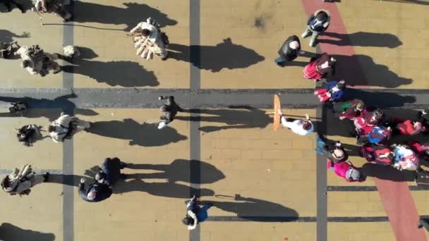 Letecký pohled na Maškarní festival Kukeri v Perniku — Stock video