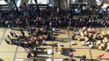 Pernik 'te Kukeri Masquerade festivalinin havadan görünümü