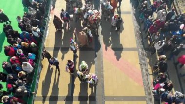 Pernik 'te Kukeri Masquerade festivalinin havadan görünümü