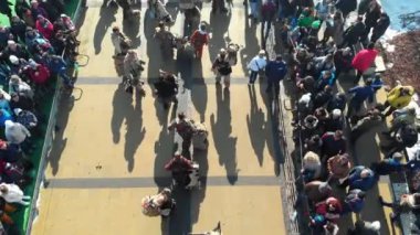 Pernik 'te Kukeri Masquerade festivalinin havadan görünümü