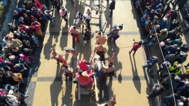 Pernik 'te Kukeri Masquerade festivalinin havadan görünümü