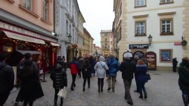 Prag 'ın tarihi caddesinde yürüyüş
