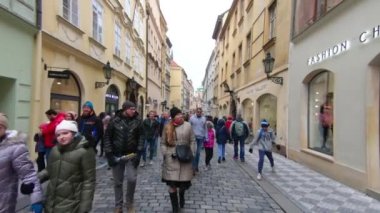 Prag 'ın tarihi caddesinde yürüyüş