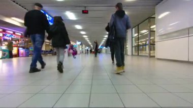 Havaalanında acele insanların zaman atlamalı