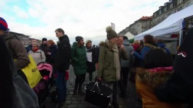 Prag 'da kalabalık sokak Pazar pazarı