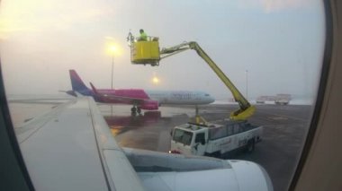 Kış sezonunda bir uçakta yapılan deicing