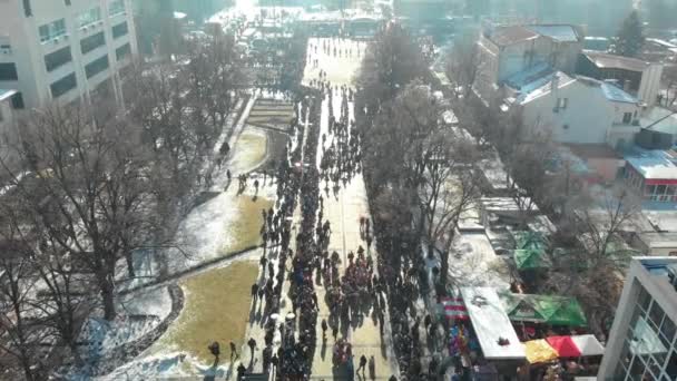 Вид с воздуха на фестиваль маскарад Кукери в Пернике — стоковое видео