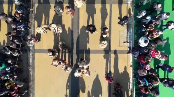 Vista aérea del festival de máscaras Kukeri en Pernik — Vídeos de Stock