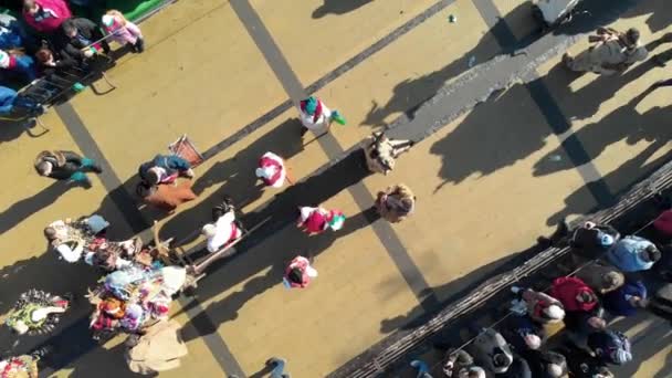 Letecký pohled na Maškarní festival Kukeri v Perniku — Stock video