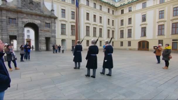 Ändra gueard i Prag borgen. — Stockvideo