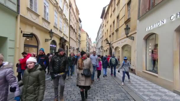 Caminar por la histórica calle de Praga — Vídeos de Stock