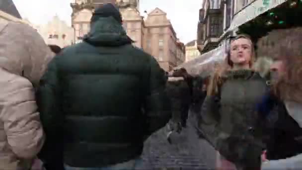 Wandelen op de historische straat van Praag — Stockvideo