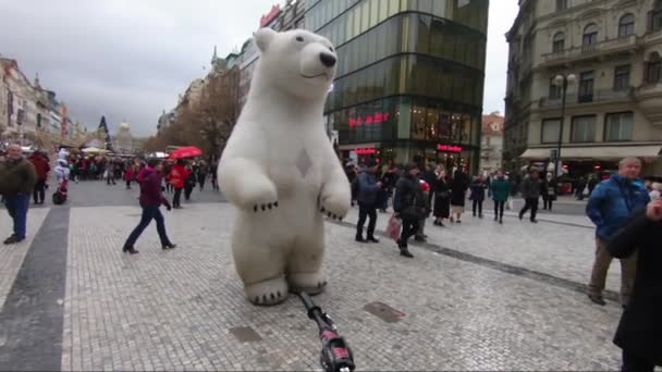 Gran oso en las calles de Praga — Vídeos de Stock