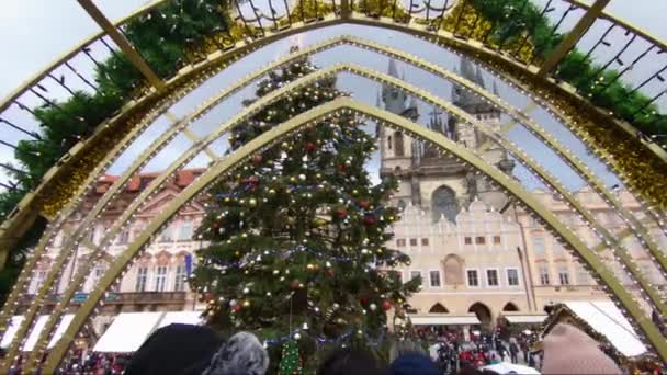 Mercado de Navidad con árbol de Navidad en Praga — Vídeo de stock