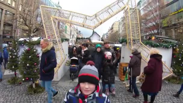 Yendo en el mercado de Navidad en Praga — Vídeo de stock
