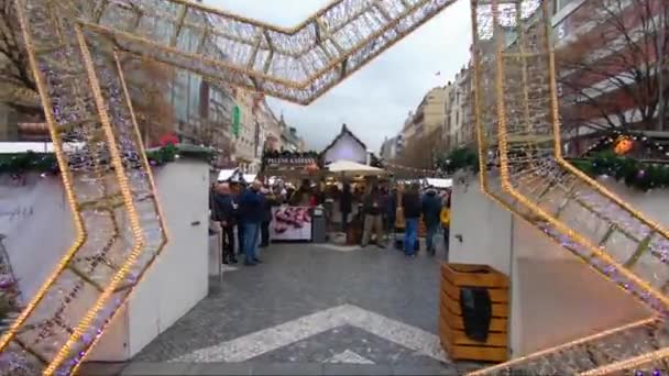 Att gå på jul marknaden i Prag — Stockvideo