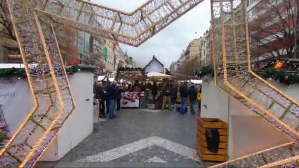 Idąc na Jarmark bożonarodzeniowy w Pradze — Wideo stockowe