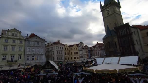 Mercado de Navidad con árbol de Navidad en Praga — Vídeo de stock