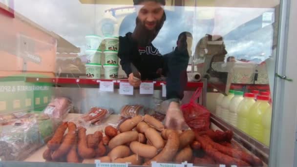 Comprar salchichas en un mercado callejero — Vídeo de stock