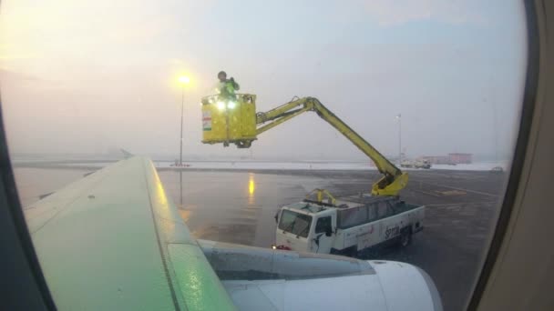 Deshielo realizado en un avión en temporada de invierno — Vídeos de Stock