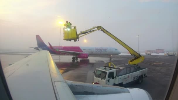 冬季在飞机上进行的除冰 — 图库视频影像
