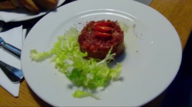 Pişirilmemiş etten yapılmış tardara çanak closeup