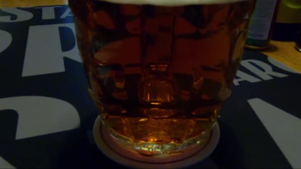 Primer plano de una cerveza en taza de vidrio — Vídeos de Stock