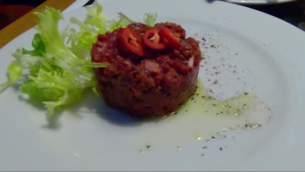 Närbild av tartis skålen gjord av okokt kött — Stockvideo