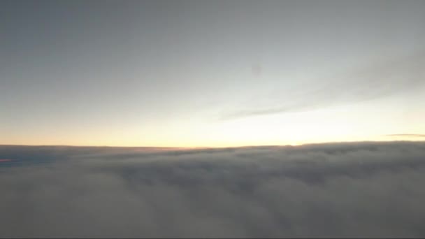 Vlucht tijdens zonsondergang over de wolken — Stockvideo
